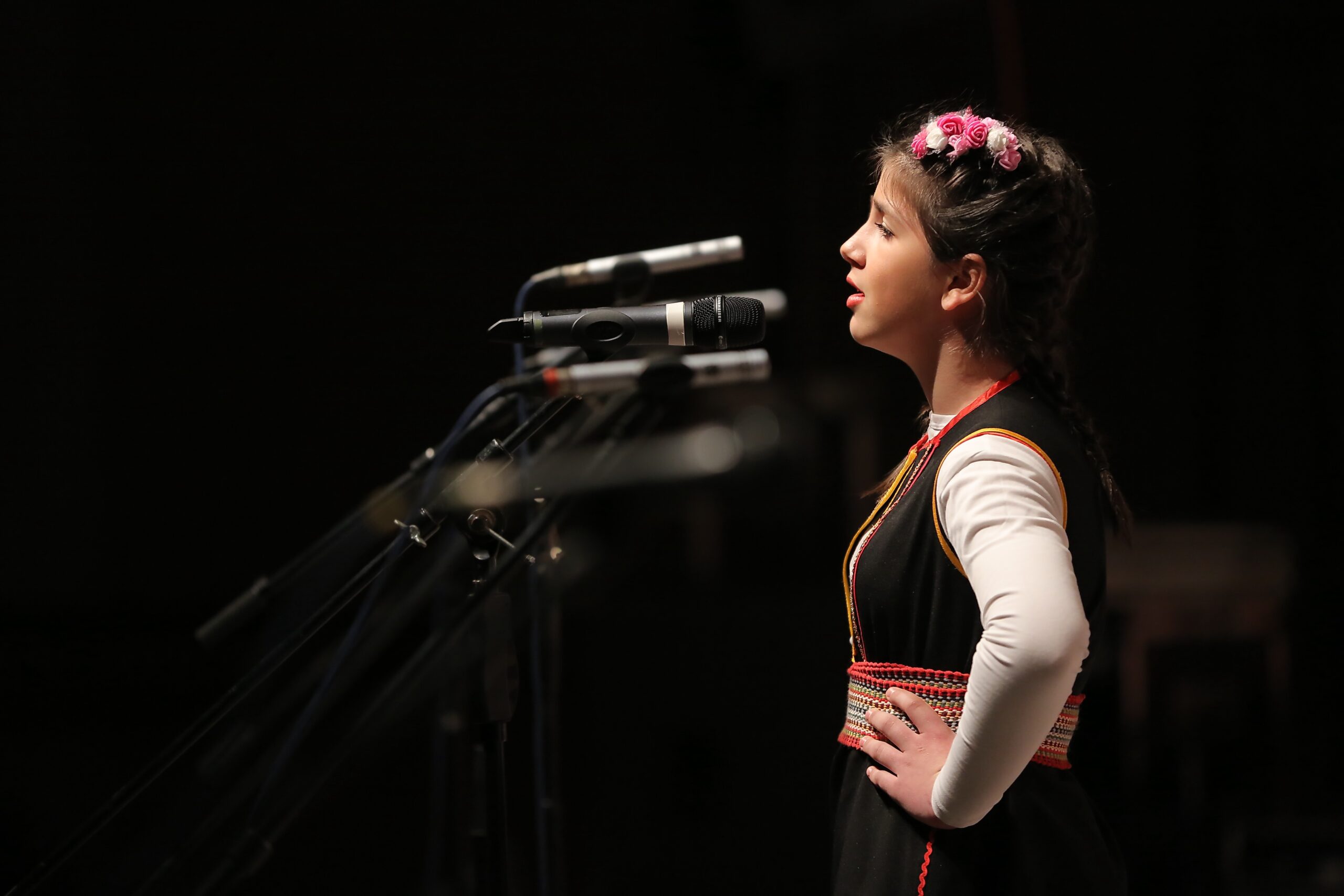 Girl, singing, modernity probably Spanish absolute music school